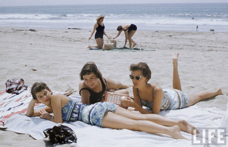 miss-moss-stewardesses-beach-4-1200x775