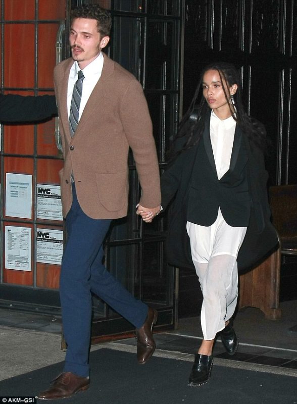 3959593300000578-3836476-Stylish_pair_Zoe_Kravitz_stepped_out_from_a_Kings_of_Leon_concer-m-34_1476389137611