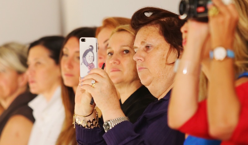 Are-smart-phones-ruining-fashion-shows