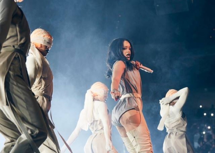 Rihanna-Anti-Tour-2016-Outfits02