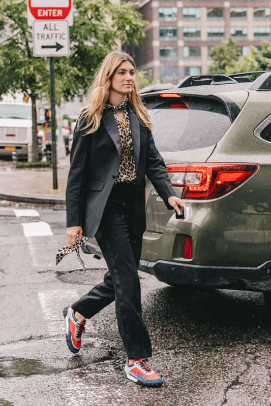 street_style_new_york_fashion_week_pantalones_vestidos_looks_tendencias_otono_2018_2019_516057436_1200x1800