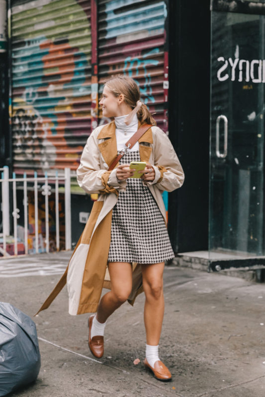 street_style_new_york_fashion_week_vestido_falda_abrigo_looks_tendencias_otono_2018_2019_48716689_1200x1800