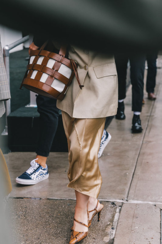 street_style_new_york_fashion_week_vestido_falda_abrigo_looks_tendencias_otono_2018_2019_593629637_1200x1800