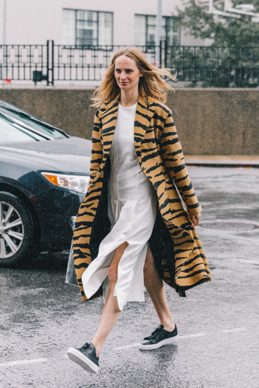 street_style_new_york_fashion_week_vestido_falda_abrigo_looks_tendencias_otono_2018_2019_617950611_1200x1800